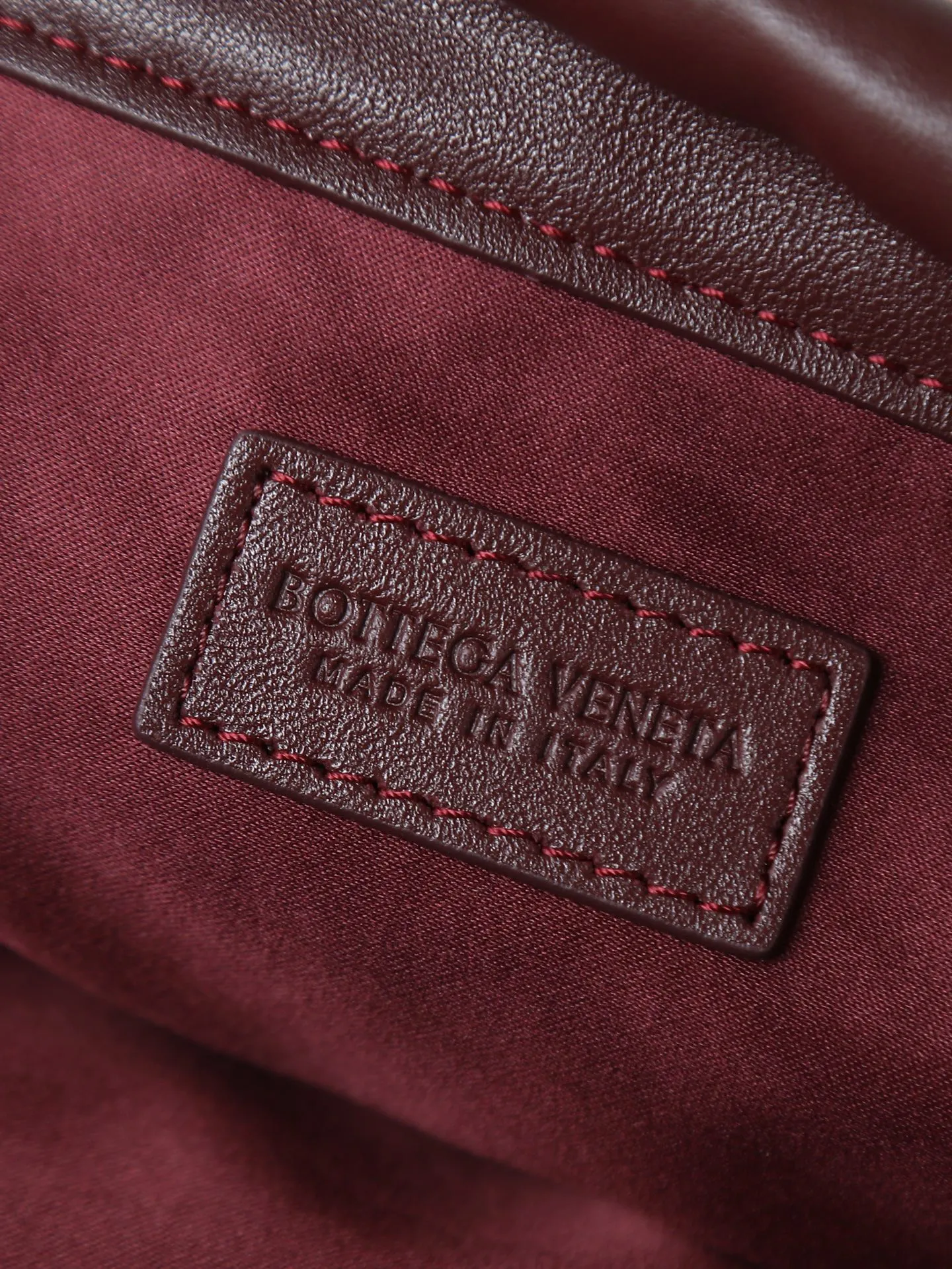 p1600. BOTTEGA VENETA 2025 new women's Dustbag Notte clutch. Dustbag, which has been very popular since its launch, has a chain clause! ! The hand-carrying method is reminiscent of the classic bag type Pouch , light and elegant, the retained drawstring design can be used as a bag, and the chain is longer, which is very suitable for sisters who like to carry their hands cross-body with their hands free. No matter which way you carry it, you can change the way you carry it according to the occasion and your mood of the day, which can make the overall outfit more fashionable🪄🪄The body of the bag has also been widened. It is the rainy season and the weather is hot, so it can easily accommodate small umbrellas and water bottles. The interior is made of nylon, which is light and comfortable to carry, and is very suitable for summer use. Style number: 839394 Size: 33*19*8cm